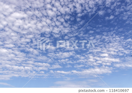 藍天上漂浮的雲朵形狀【背景素材】 藍天上漂浮的雲朵形狀【背景素材】 118410697