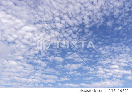 Shape of clouds floating in the blue sky [background material] 118410701