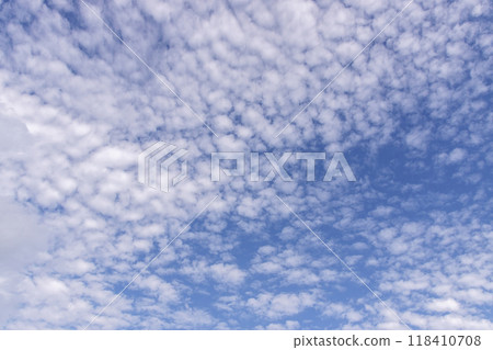 Shape of clouds floating in the blue sky [background material] 118410708