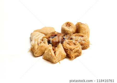 白色背景上的果仁蜜餅 118410761