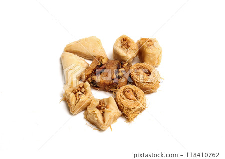 白色背景上的果仁蜜餅 118410762