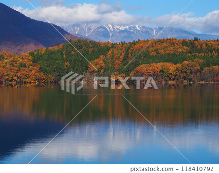 長野縣大町市青木湖水面倒映著秋葉的山脈 118410792