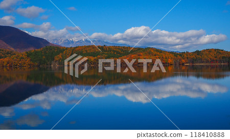 長野縣大町市青木湖水面倒映著秋葉的山脈 118410888