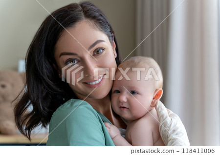 Beautiful nurse medical worker in gloves holding newborn baby in hands Beautiful nurse medical worker in gloves holding newborn baby in hands 118411006