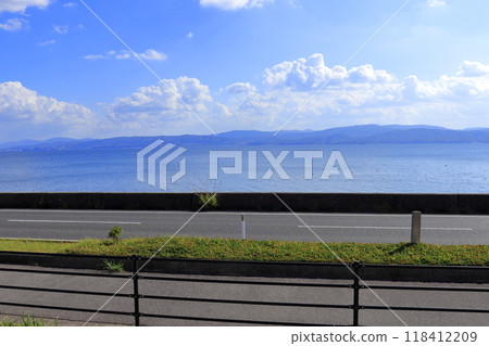 Lake Shinji with a blue sky seen from the train window of the Ichibata Electric Railway (Shimane Prefecture) 118412209