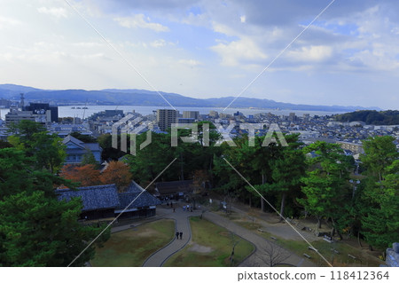 Lake Shinji seen from the castle tower of Matsue Castle, a national treasure (Shimane) Lake Shinji seen from the castle tower of Matsue Castle, a national treasure (Shimane) 118412364