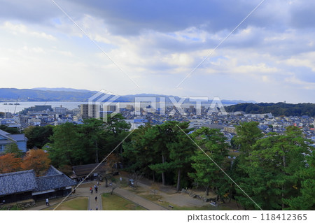 Lake Shinji seen from the castle tower of Matsue Castle, a national treasure (Shimane) 118412365