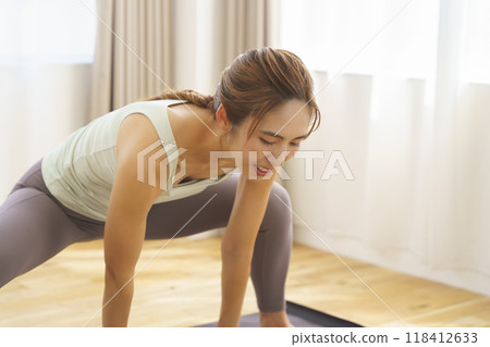 年輕女子在線上瑜珈沙龍分發中展示姿勢 118412633