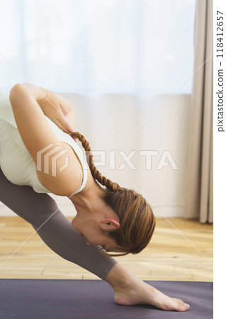年輕女子在線上瑜珈沙龍分發中展示姿勢 118412657