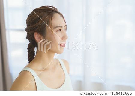 年輕女子在線上瑜珈沙龍分發中展示姿勢 年輕女子在線上瑜珈沙龍分發中展示姿勢 118412660