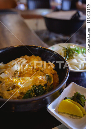 在當地熱門餐廳享用炸豬排蓋飯和烏龍麵午餐 在當地熱門餐廳享用炸豬排蓋飯和烏龍麵午餐 118413169