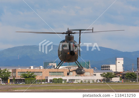 日本陸上自衛隊OH-6D觀測直升機起飛 118413250