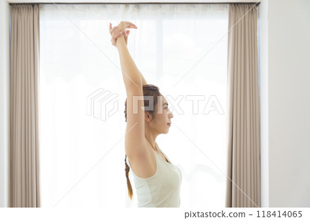 年輕女子在家參加線上瑜珈沙龍 年輕女子在家參加線上瑜珈沙龍 118414065