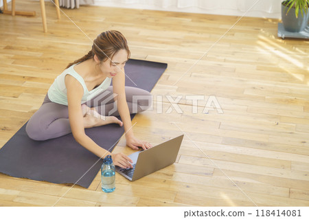 年輕女子在家參加線上瑜珈沙龍 118414081