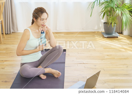 年輕女子在家參加線上瑜珈沙龍 年輕女子在家參加線上瑜珈沙龍 118414084