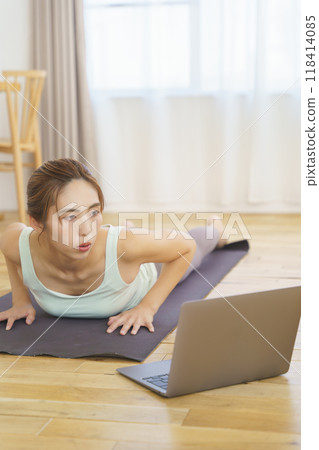 年輕女子在家參加線上瑜珈沙龍 年輕女子在家參加線上瑜珈沙龍 118414085