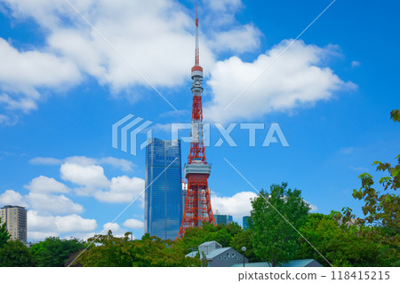 Tokyo Tower and white clouds in the blue sky with Azabudai Hills 118415215