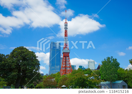 Tokyo Tower and white clouds in the blue sky with Azabudai Hills 118415216