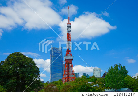 Tokyo Tower and white clouds in the blue sky with Azabudai Hills 118415217