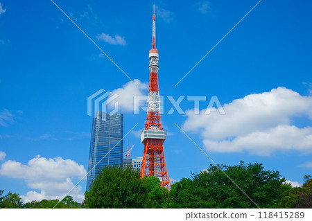 Tokyo Tower and white clouds in the blue sky with Azabudai Hills Tokyo Tower and white clouds in the blue sky with Azabudai Hills 118415289