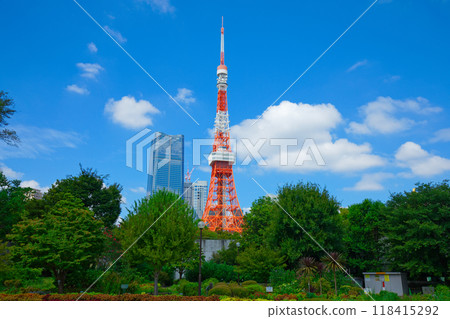 Tokyo Tower and white clouds in the blue sky with Azabudai Hills 118415292