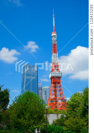 Tokyo Tower and white clouds in the blue sky with Azabudai Hills 118415293