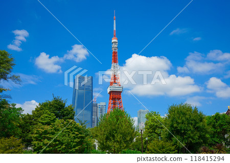 Tokyo Tower and white clouds in the blue sky with Azabudai Hills 118415294