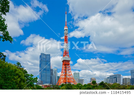 Tokyo Tower and white clouds in the blue sky with Azabudai Hills Tokyo Tower and white clouds in the blue sky with Azabudai Hills 118415495