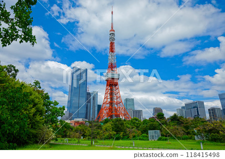 Tokyo Tower and white clouds in the blue sky with Azabudai Hills 118415498