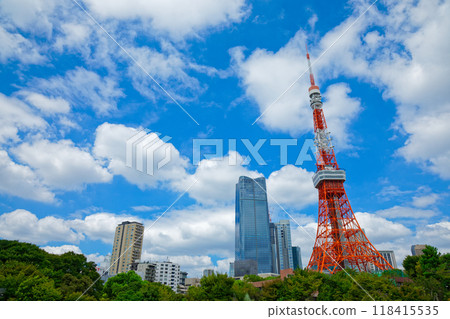 Tokyo Tower and white clouds in the blue sky with Azabudai Hills 118415535