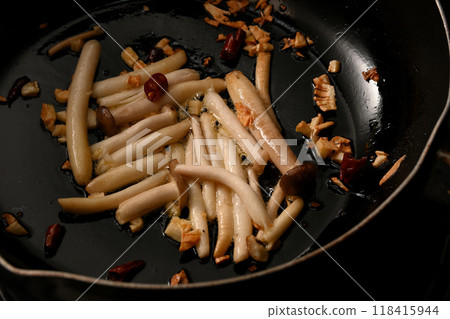 Bunashimeji mushrooms and garlic fried in olive oil 118415944