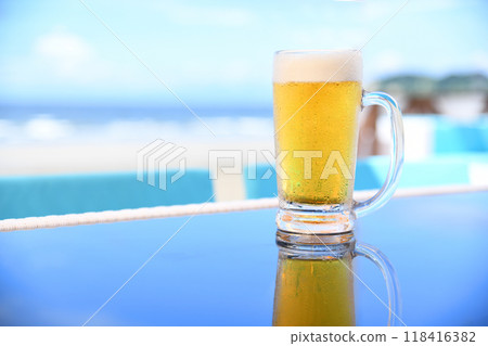 Beer at a cafe with a sea view 118416382
