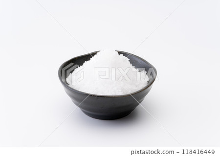 小盤子裡放粗鹽 118416449