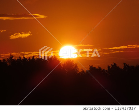 Setting sun 118417037