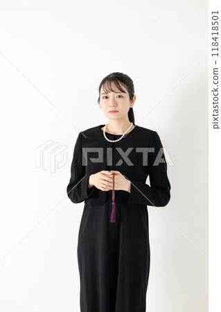 一個穿著悼念衣服的女人 一個穿著悼念衣服的女人 118418501