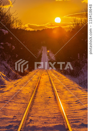 夕陽照亮的鐵軌 夕陽照亮的鐵軌 118418648