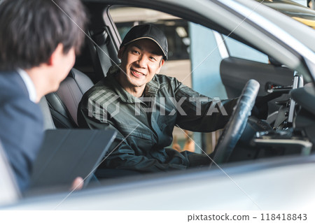 一名男機械師在車上與一名男主唱交談 118418843