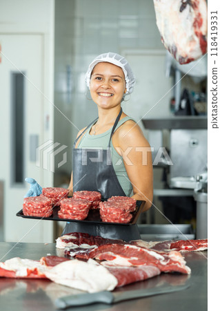 Female butcher, experienced and skilled 118419331