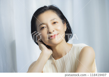 Beauty image of middle-aged women 118419407