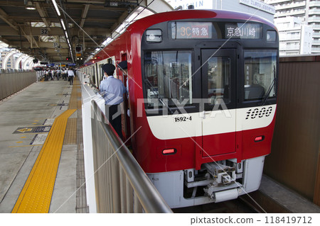Weekday morning rush hour on the Keikyu Line: At the outbound platform of Keikyu Kamata Station 118419712