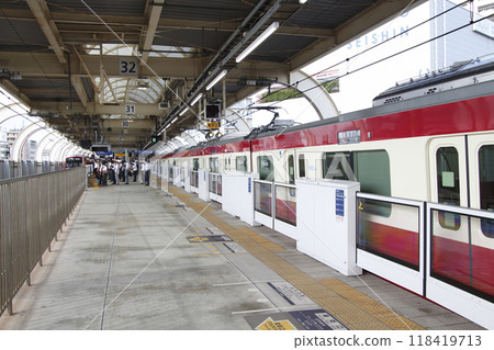 Weekday morning rush hour on the Keikyu Line: At the outbound platform of Keikyu Kamata Station Weekday morning rush hour on the Keikyu Line: At the outbound platform of Keikyu Kamata Station 118419713
