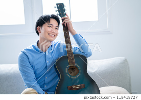 Man with guitar 118419727