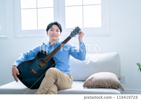 有吉他的男人 118419728