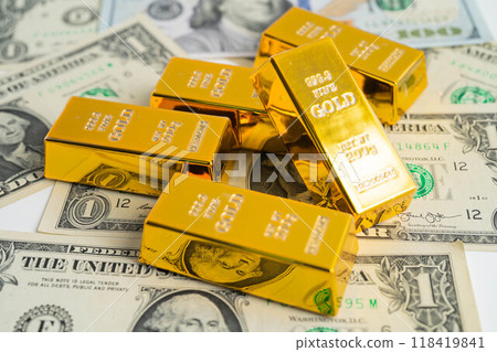 Gold bar on US dollar banknotes, finance and economy. 118419841