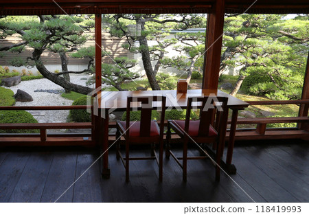 A coffee shop with a Japanese garden 118419993