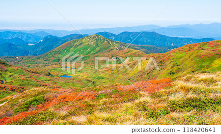 Climbing Mount Yakeishi in autumn (mountain summit): View of Mount Yakeishi and Mount Mokko 118420641