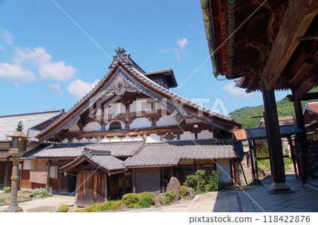 The temple's priest's quarters stand majestically against the blue sky [Kinomoto Jizo-in Temple] 118422876