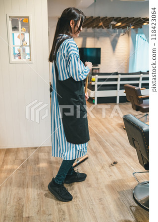 Female hairdresser Female hairdresser 118423064