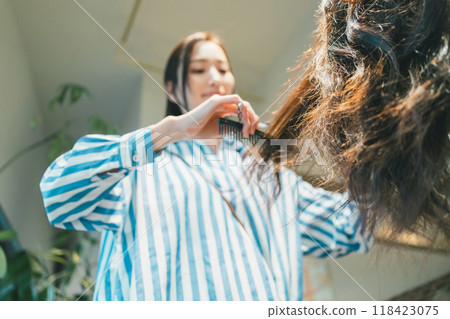 Hairdresser apprentice 118423075