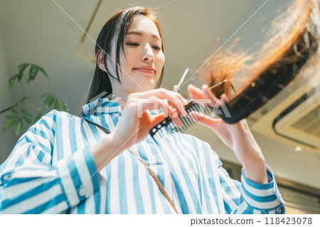 Female hairdresser 118423078